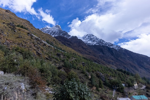 La route vers le sommet de la montagne