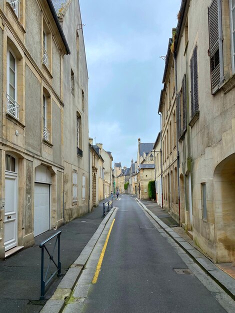 Photo une route vide au milieu des bâtiments de la ville