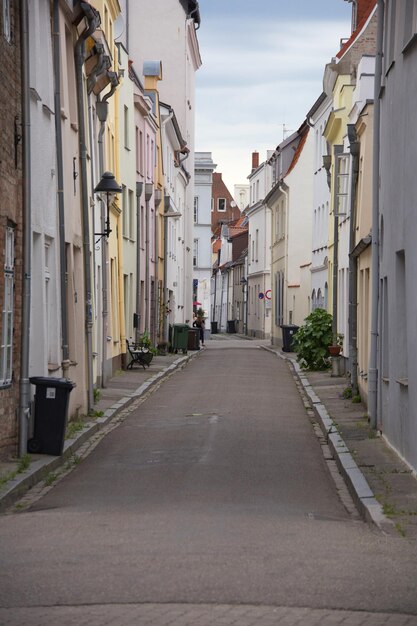 Photo une route vide au milieu des bâtiments de la ville