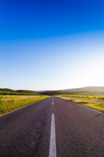 Une route vide contre un ciel bleu