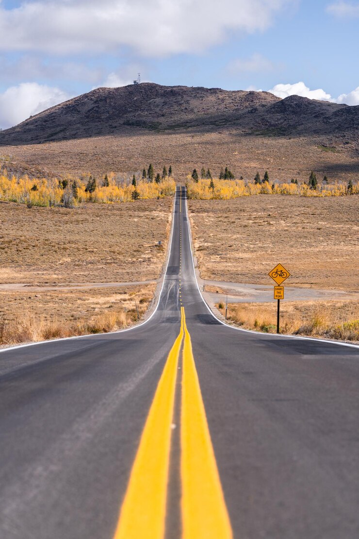 Photo une route vide contre le ciel