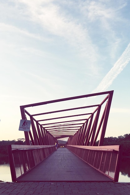 Photo une route vide contre le ciel