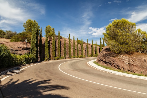 Photo route vide dans les montagnes du sud de la france