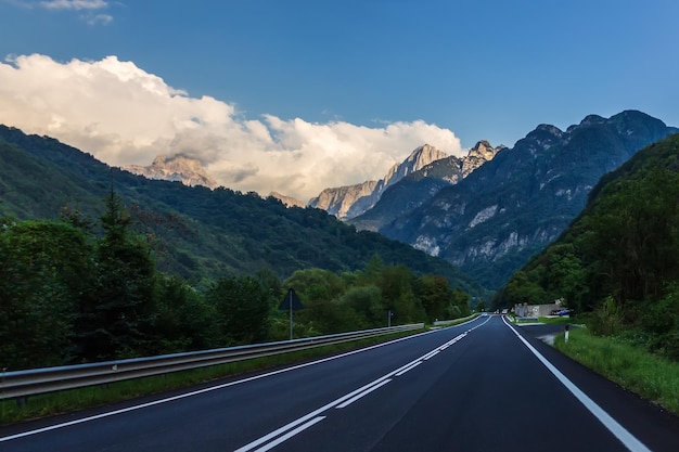 Une route vide dans la vallée des Alpes, en Italie