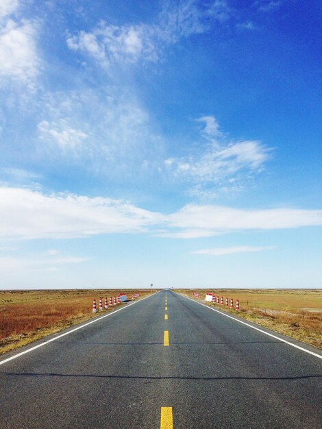 Photo une route vide le long des arbres