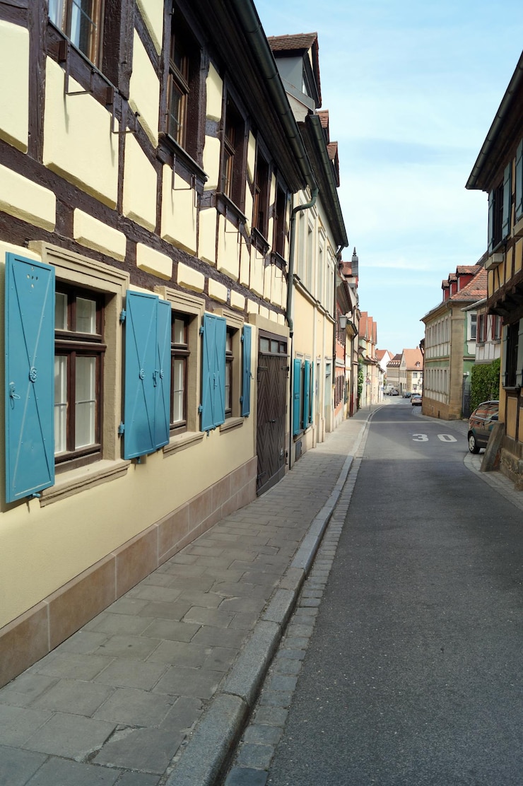 Photo route vide le long des bâtiments