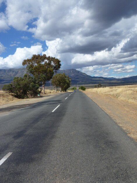 Photo une route vide le long du paysage