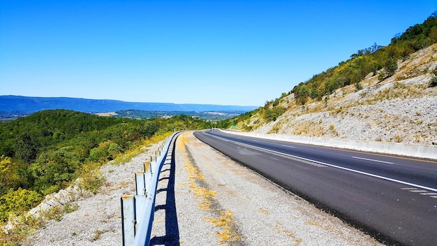 Photo une route vide le long d'un paysage rural