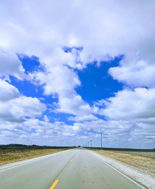 Une route vide le long d'un paysage rural