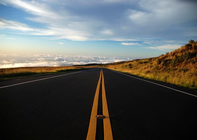 Une route vide le long d'un paysage rural