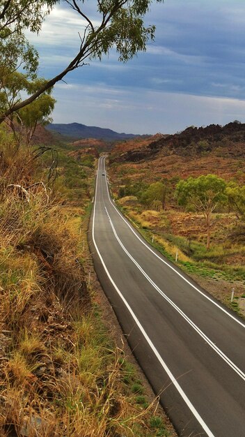 Photo une route vide le long d'un paysage rural