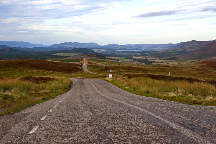 Photo une route vide le long d'un paysage rural