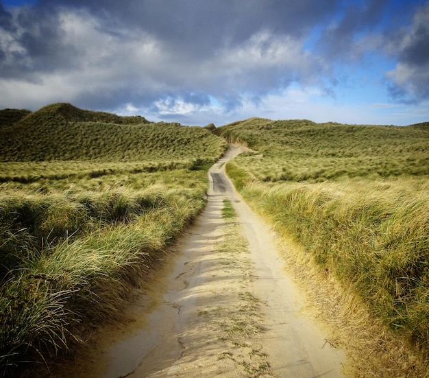 Photo une route vide le long d'un paysage rural