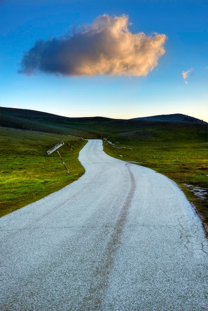 Une route vide le long d'un paysage rural