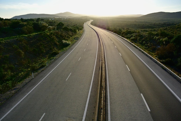 Une route vide le long d'un paysage rural