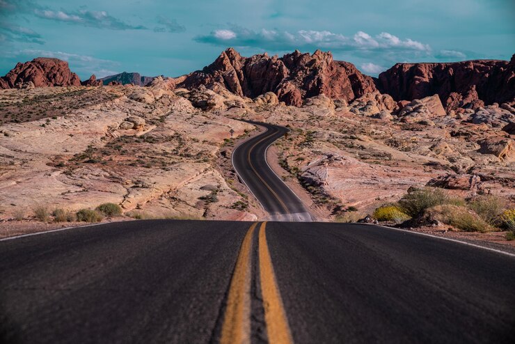 Photo une route vide menant à la montagne contre le ciel
