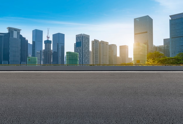 Route vide avec paysage urbain panoramique