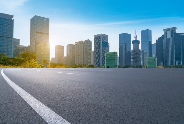 Route vide avec paysage urbain panoramique