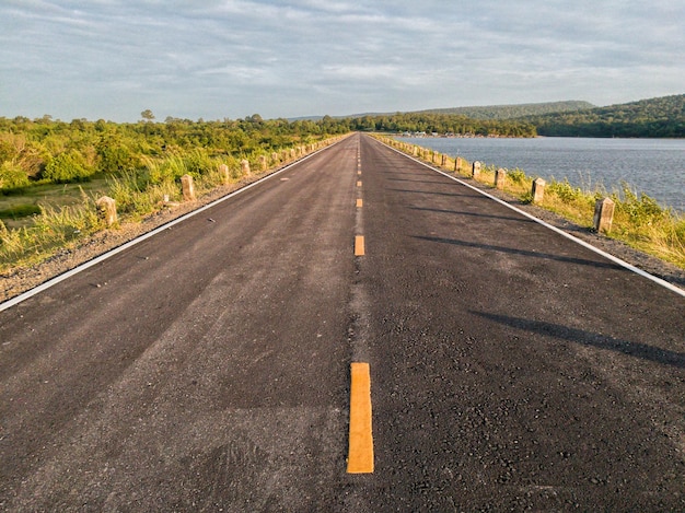 Une route vide près du lac.