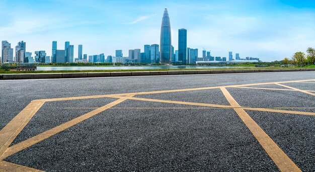 Route de la ville à travers des bâtiments modernes en Chine