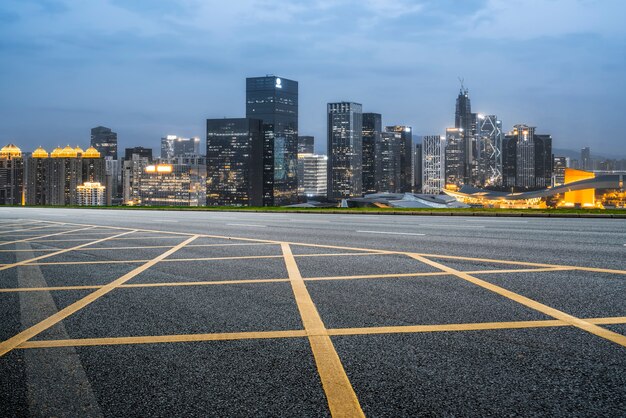 Route de la ville à travers des bâtiments modernes en Chine