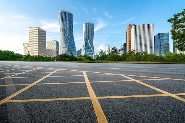 Route de la ville à travers des bâtiments modernes en Chine