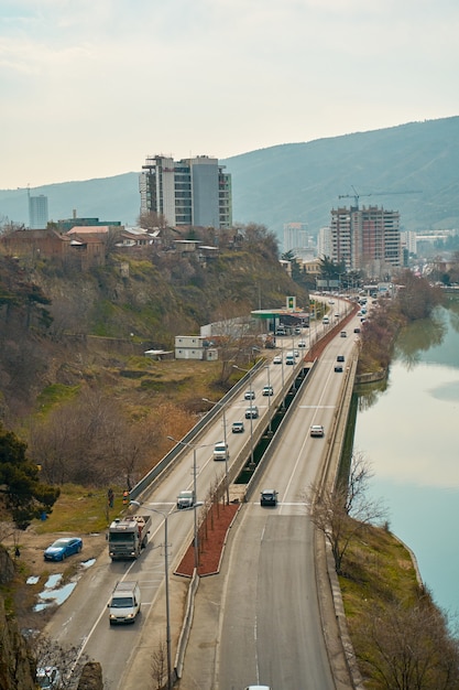 Route de voiture sur la rive de la rivière. Tbilissi, Géorgie - 16.03.2021