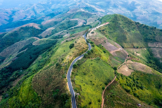 Route de vue aérienne de paysage au-dessus des montagnes à chiang rai Thaïlande