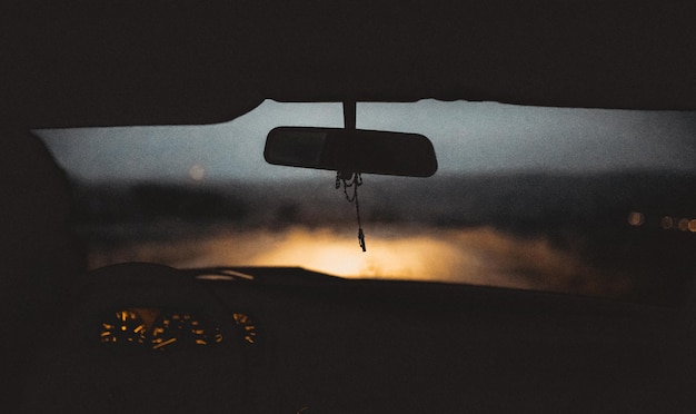 Photo la route vue à travers le pare-brise d'une voiture la nuit