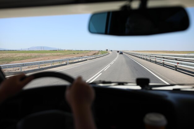 La route vue à travers le pare-brise d'une voiture