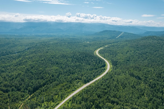 Route en zigzag dans l'écorégion de la taïga de Sibérie occidentale. Baïkal, Russie.