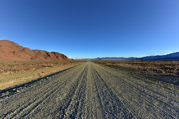 Routes de terre et de gravier dans la réserve naturelle de NamibRand en Namibie