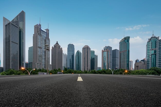 Routes urbaines et bâtiments modernes dans le quartier financier de Lujiazui, Shanghai