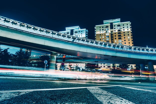 Routes urbaines et lumières brouillées