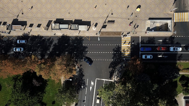 Routes de la ville d'en haut - carrefour urbain moderne en août