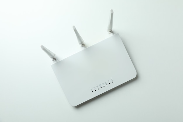 Routeur Wi-Fi avec antennes externes sur fond blanc