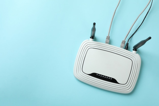 Routeur Wi-Fi avec antennes externes sur fond bleu