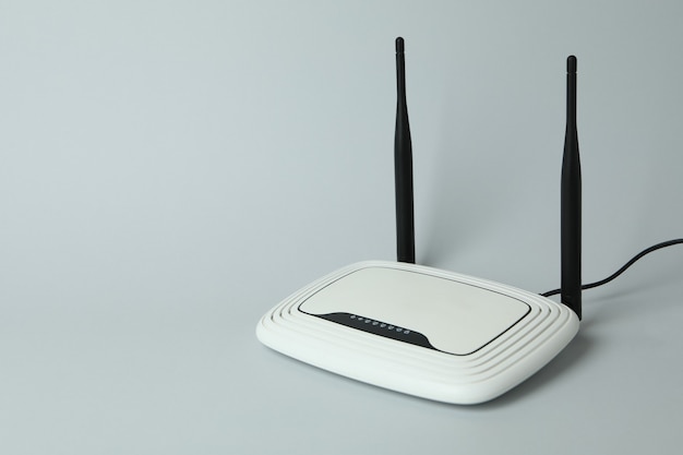 Routeur Wi-Fi avec antennes externes sur fond gris