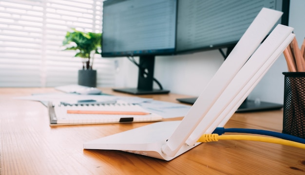 Routeur Wi-fi Moderne Sur Table Lumineuse Au Bureau à Domicile