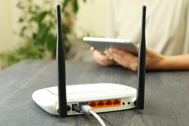 Routeur Wi - fi sur table en bois gris, gros plan