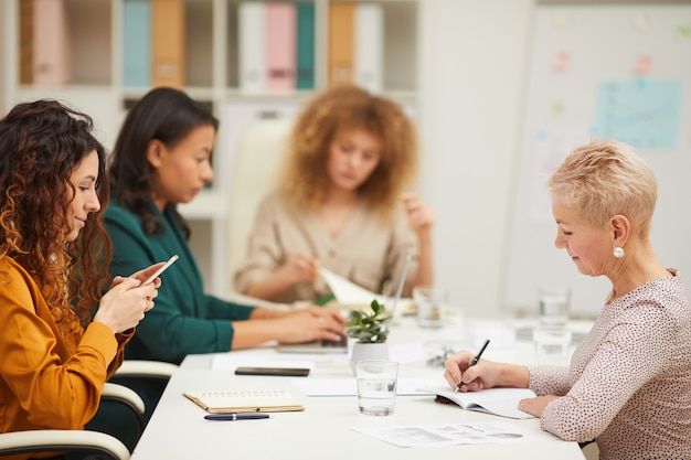 Routine quotidienne des employés de bureau modernes