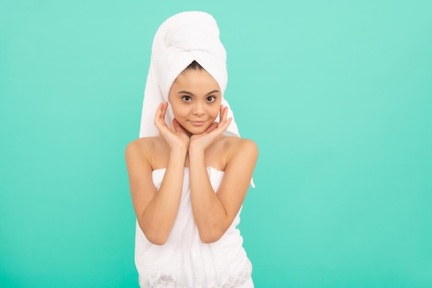 Routine quotidienne de soins de la peau du matin. enfance en bonne santé. enfant en serviette éponge après le bain. journée beauté au spa. adolescente ayant la peau du visage lisse. soin de la peau. détente après la douche. traitement de beauté.