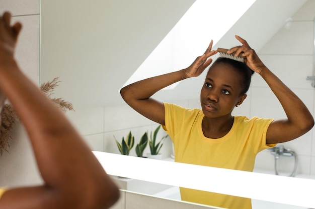 Routines quotidiennes de soins capillaires pour les filles africaines