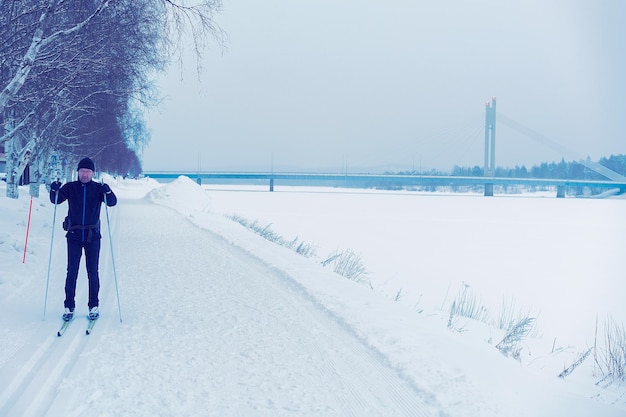 Rovaniemi, Finlande - 2 mars 2017 : ski homme au pont de la bougie en hiver Rovaniemi, Laponie, Finlande.