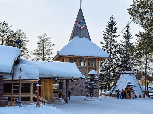 Rovaniemi, Finlande - 5 mars 2017 : Les gens du bureau de poste principal du Père Noël à Santa Village avec des arbres de Noël en Laponie, Finlande, Scandinavie, sur le cercle polaire arctique en hiver.