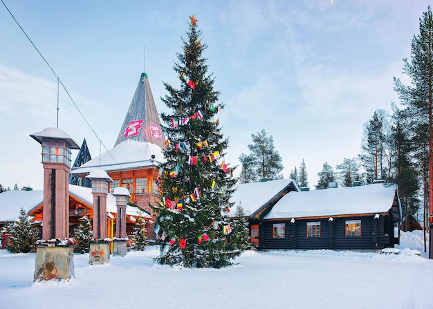 Rovaniemi, Finlande - 5 mars 2017 : lanternes du cercle arctique au bureau du Père Noël à Santa Village Laponie, Rovaniemi, Laponie, Finlande, sur le cercle polaire arctique en hiver. Extérieur