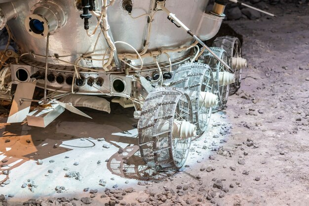 Rover lunaire de curiosité explorant de nouvelles terres b