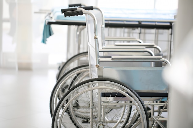 Photo row fauteuils roulants à l'hôpital.