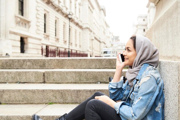 Royaume-uni, Angleterre, Londres, jeune femme portant le hijab sur téléphone portable dans la ville