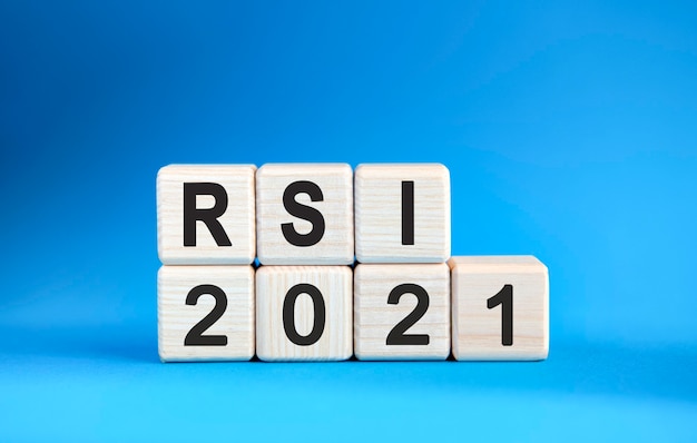RSI 2021 ans sur des cubes en bois sur fond bleu.